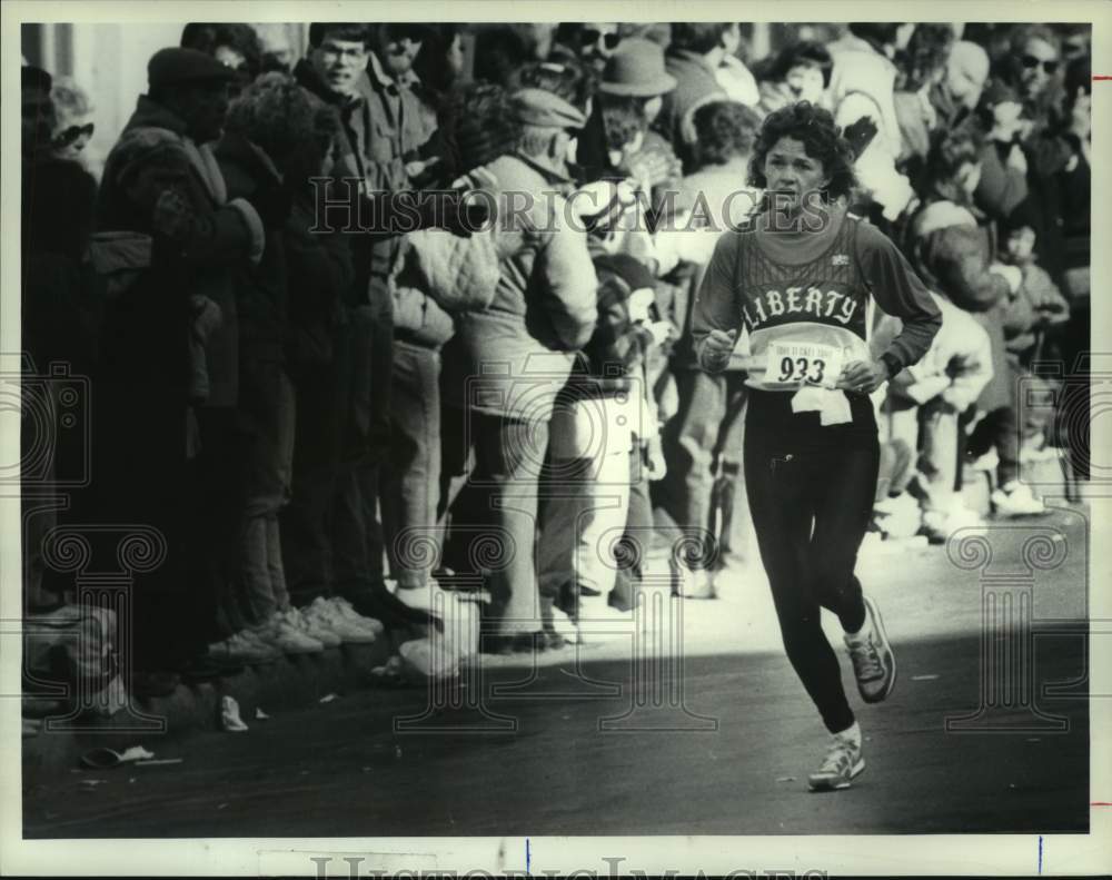 1988 Press Photo Runner Ellen Predmore wins Turkey Trot race in Troy, New York - Historic Images