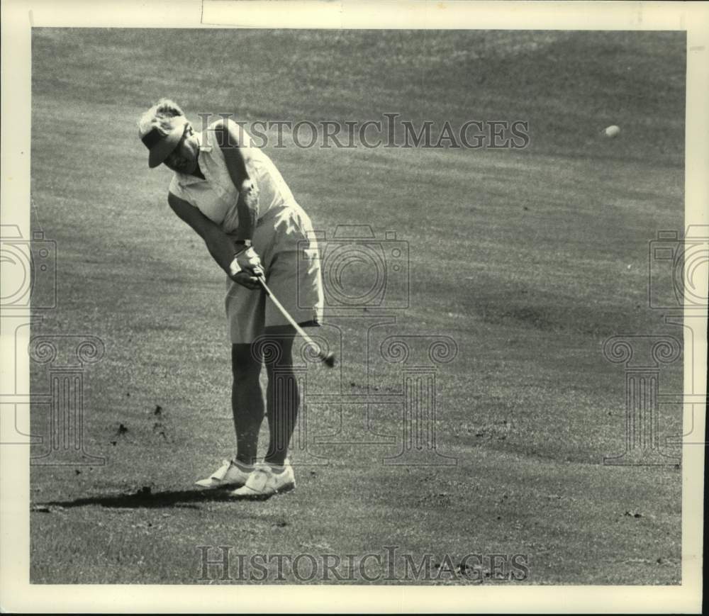 1988 Press Photo Amy Upjohn plays golf at Colonie Country Club, New York- Historic Images