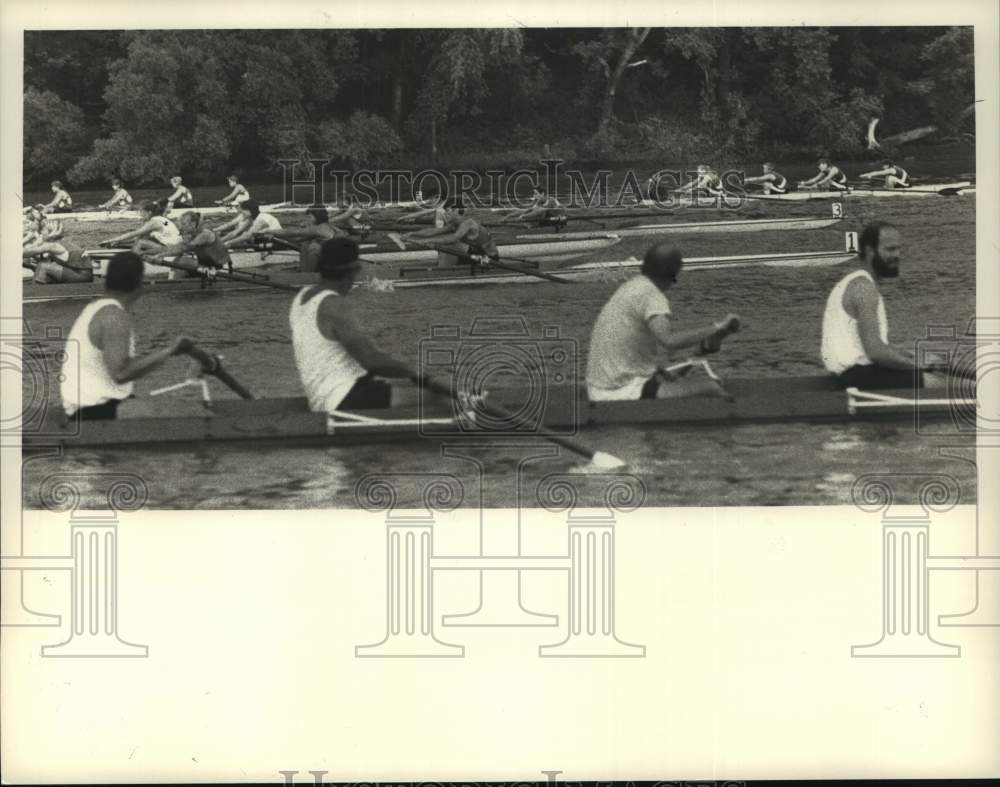 1989 Press Photo 4-woman rowing teams start regatta on Hudson River in New York - Historic Images