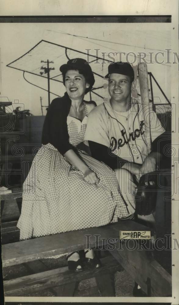 Press Photo Detroit Tigers baseball player Vic Wertz with his fiancee- Historic Images