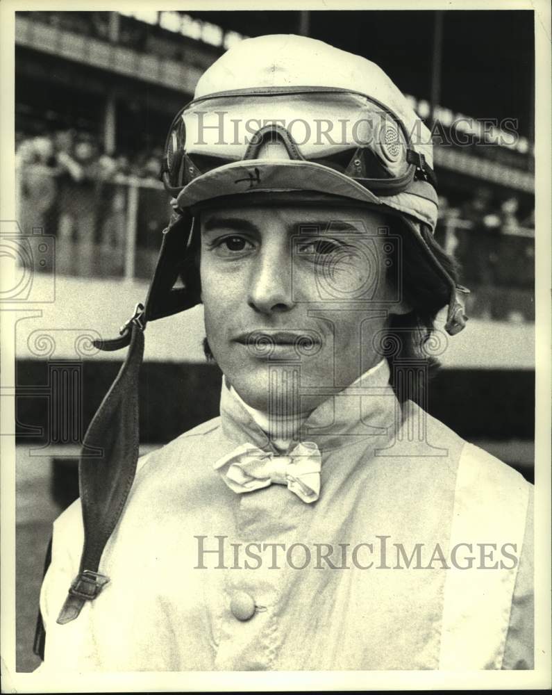 1976 Press Photo Jockey Eddie Maple poses for photo on racetrack in New York - Historic Images