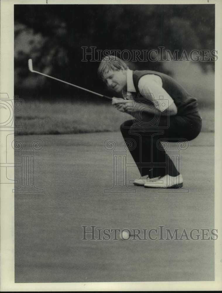 Paul Royak misses putt during round of golf in New York - Historic Images