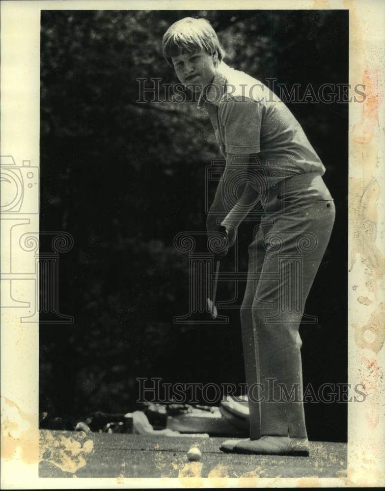 Press Photo Paul Royak watches putt during round of golf in New York - tus05735 - Historic Images