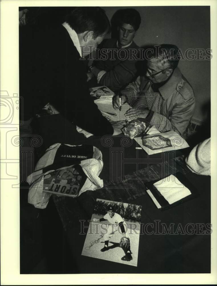 1986 Press Photo Baseball player Phil Rizzuto signs autographs in Albany, NY - Historic Images