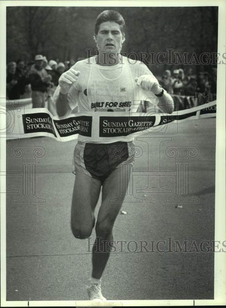 Press Photo John Trowse wins Stockadeathon race in Schenectady, New York - Historic Images