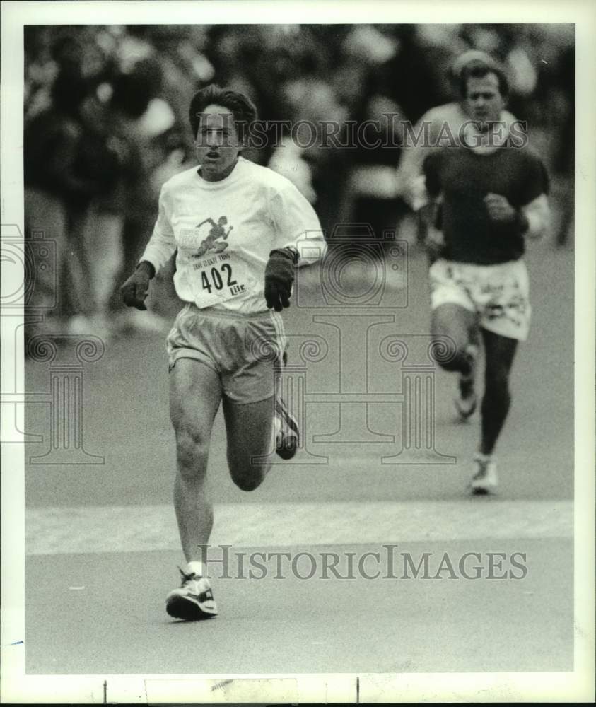 1990 Press Photo Nancy Egerton wins Turkey Trot 10k race in Troy, New York - Historic Images