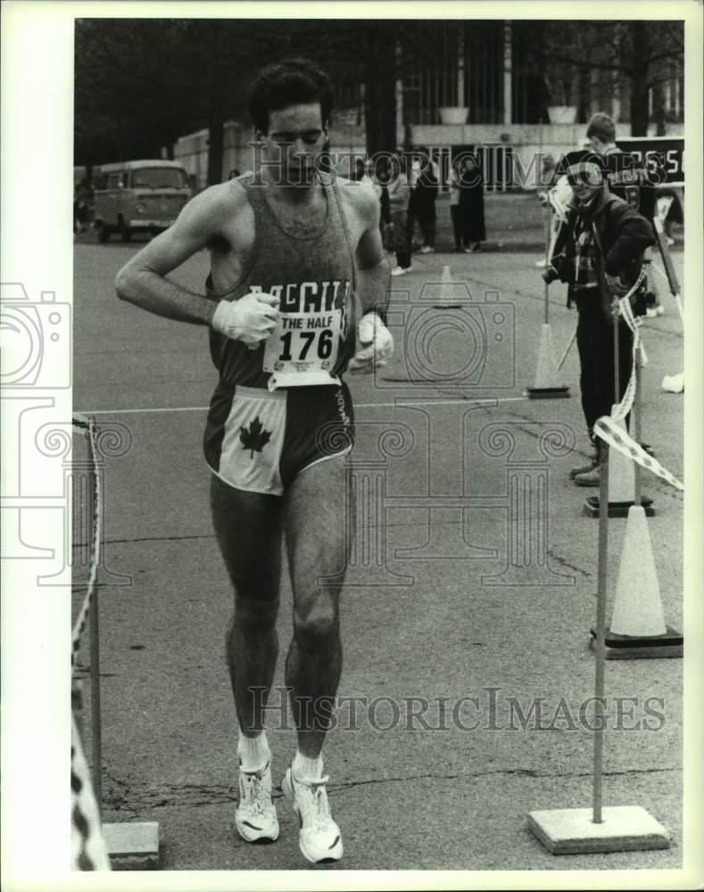 Press Photo Gordy Neysmith crosses marathon finish line in Albany, New York - Historic Images