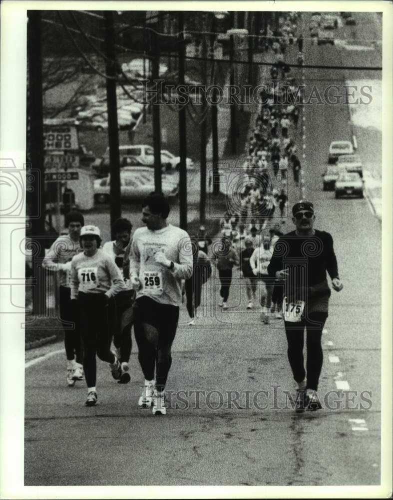Press Photo Marathon runners race along Route 5 in Niskayuna, New York - Historic Images