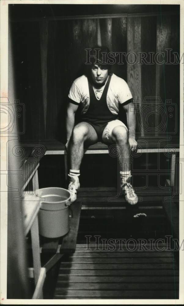 Press Photo Wrestler Andy Seras in a steam room - tus05827 - Historic Images