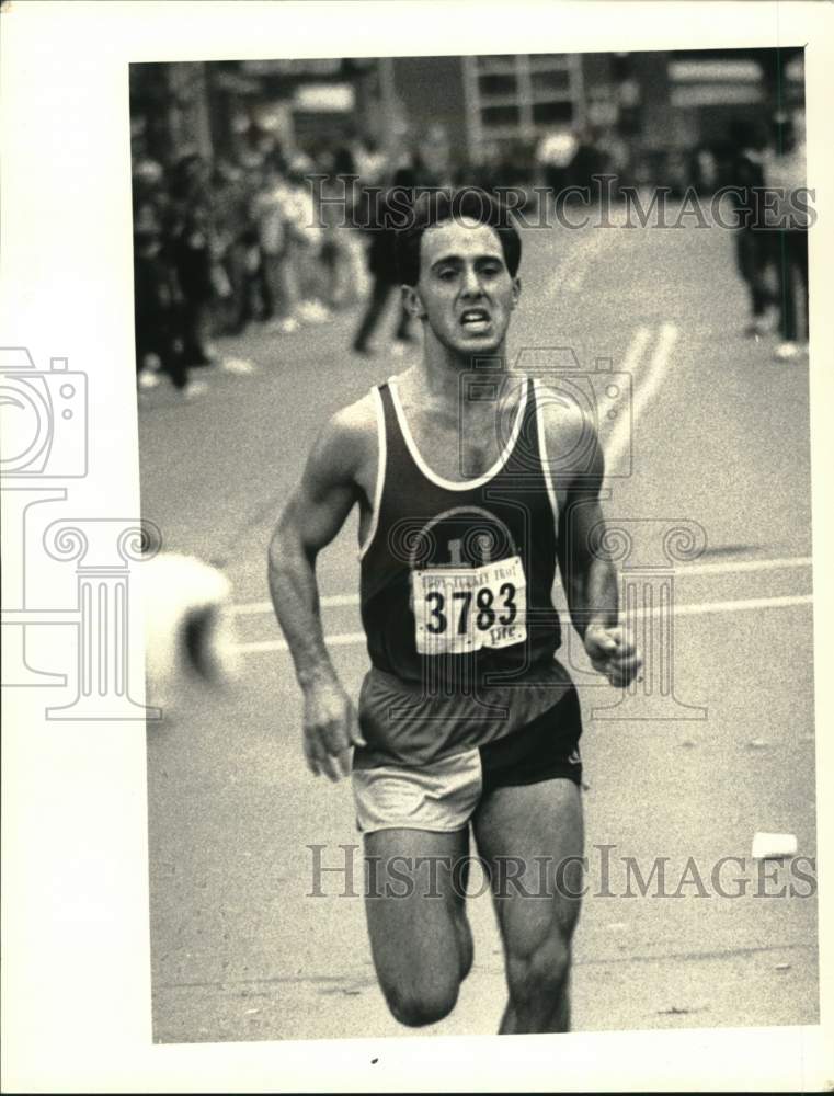 Press Photo Troy Turkey Trot winner Mike Sgambelluri of Latham crosses line- Historic Images