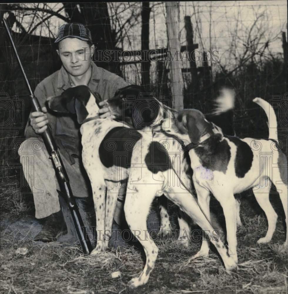 1947 Press Photo Merrill May with hunting dogs and shotgun - tus05900- Historic Images