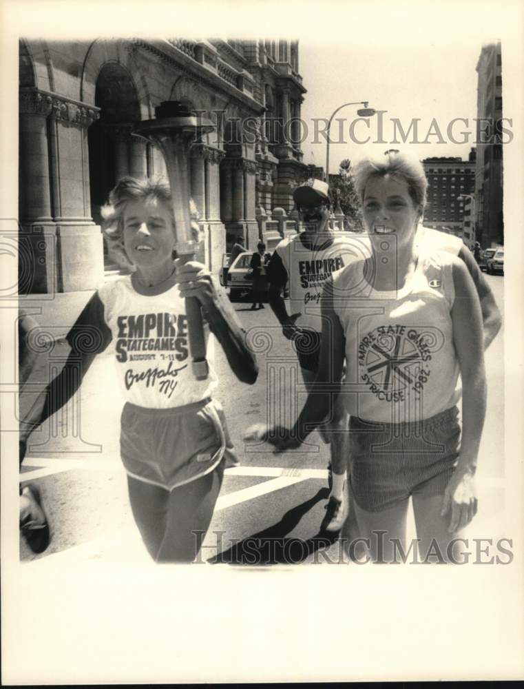 1985 Press Photo Runners Anne Stockman and Gina DiMaggio with torch - tus05930- Historic Images