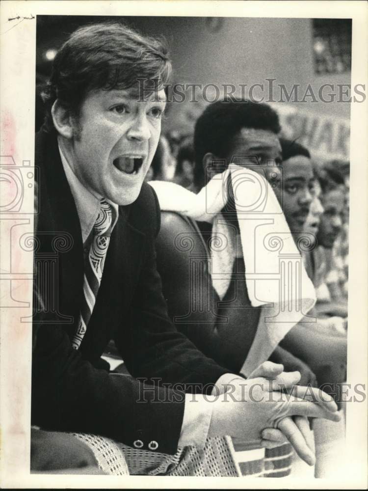 1977 Press Photo Basketball coach Paul Lyons on the bench - tus05947 - Historic Images