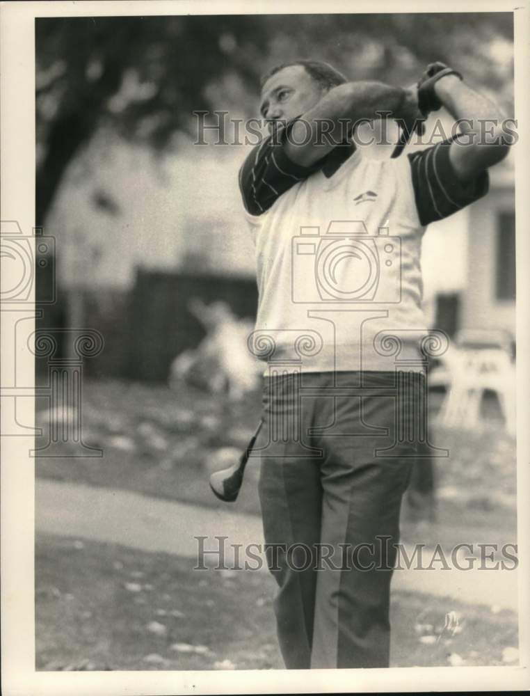 1985 Press Photo A golfer follows through on his swing - tus05953 - Historic Images