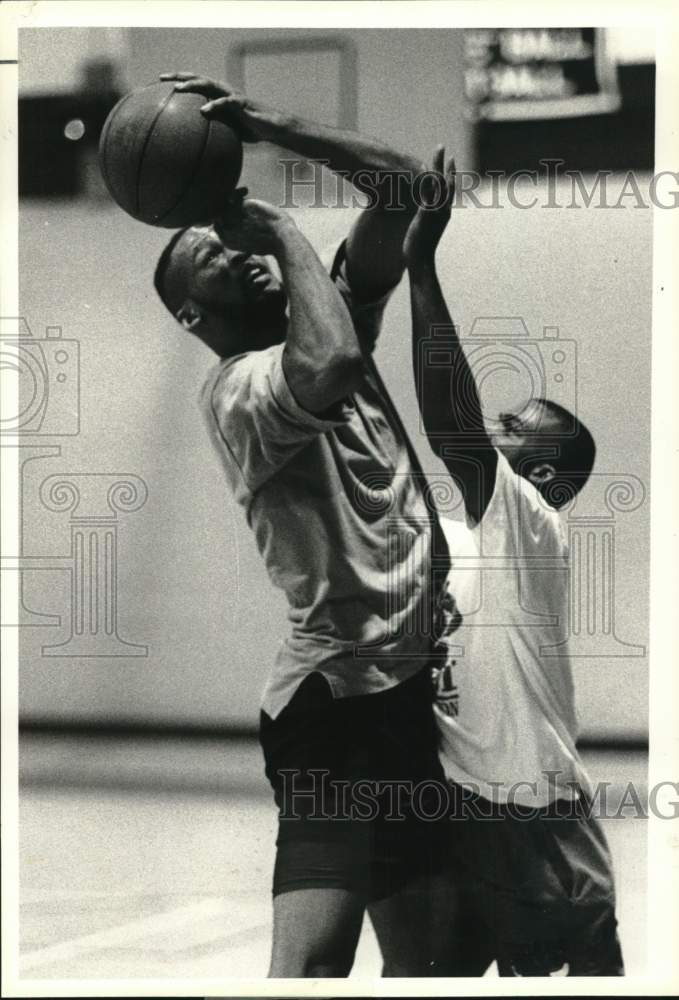 Press Photo Basketball players in action - tus06018 - Historic Images