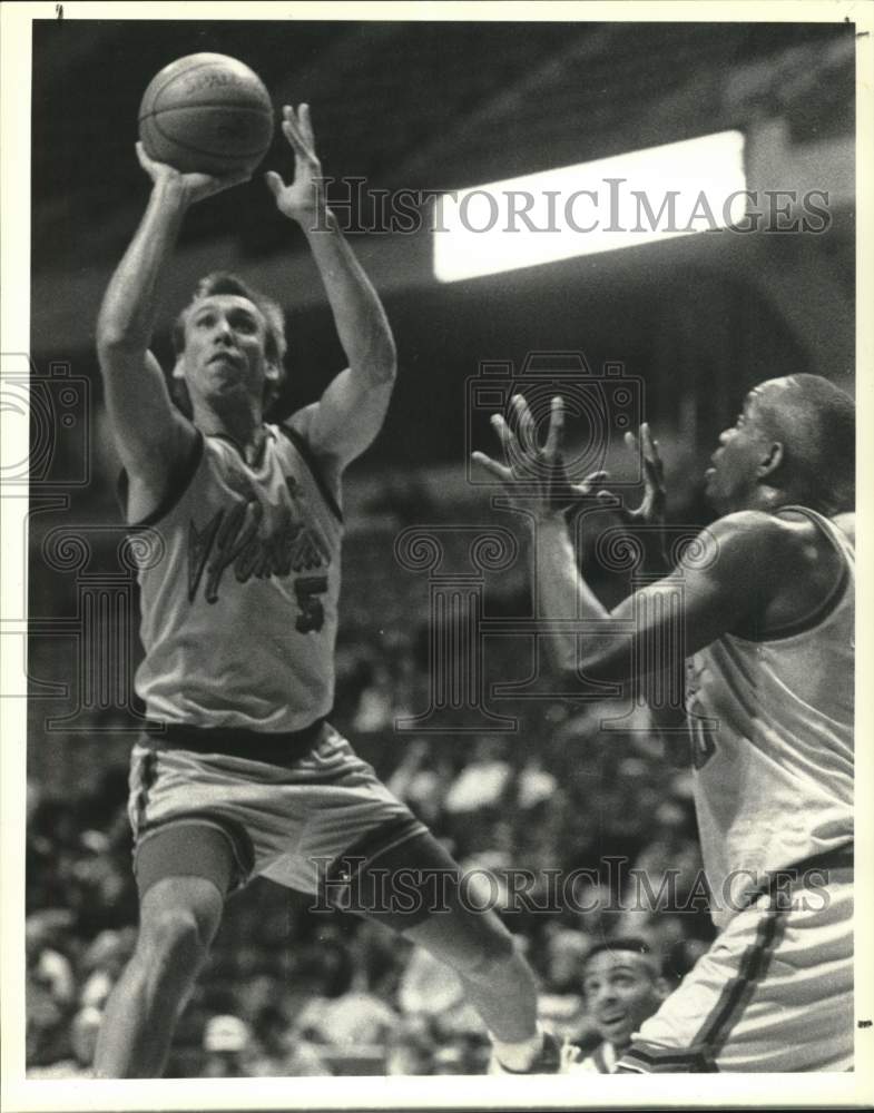 Press Photo Grand Rapids and Capital Region Pontiacs play CBA basketball - Historic Images