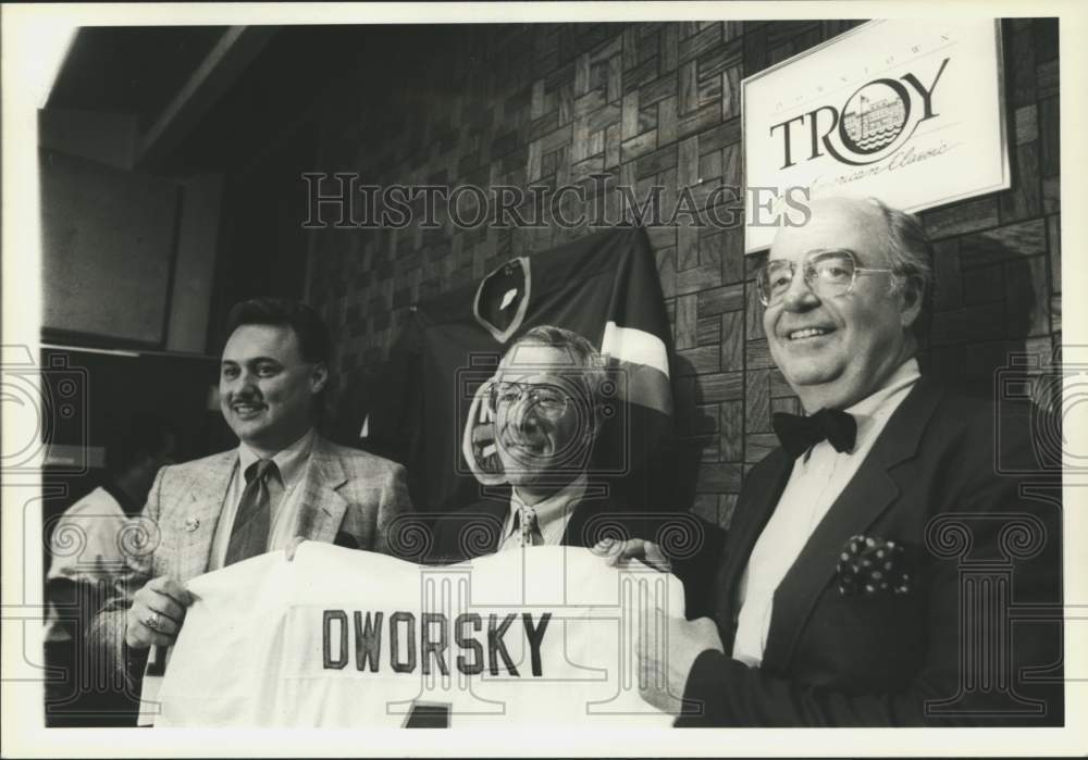 1990 Press Photo Officials from Islanders hockey and the City of Troy- Historic Images