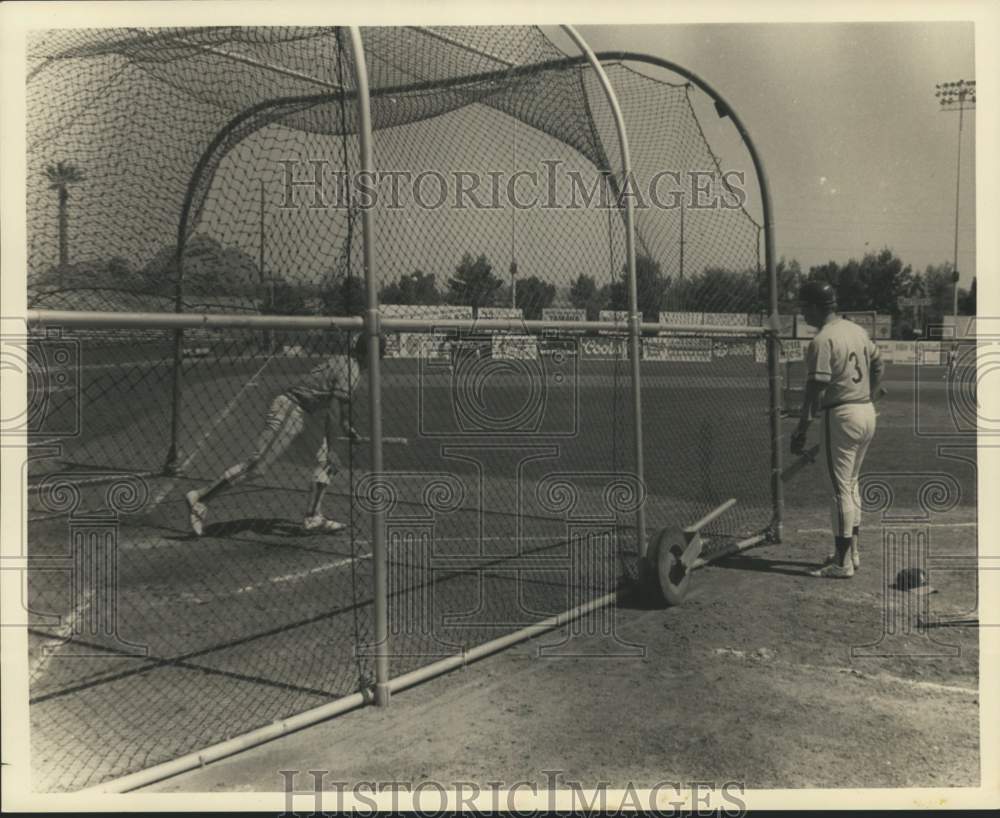 Press Photo Baseball players at batting practice - tus06346- Historic Images