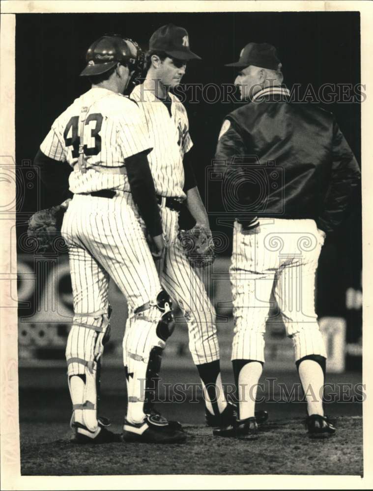 Press Photo Yankees baseball players and manager meet on mound in Heritage Park - Historic Images