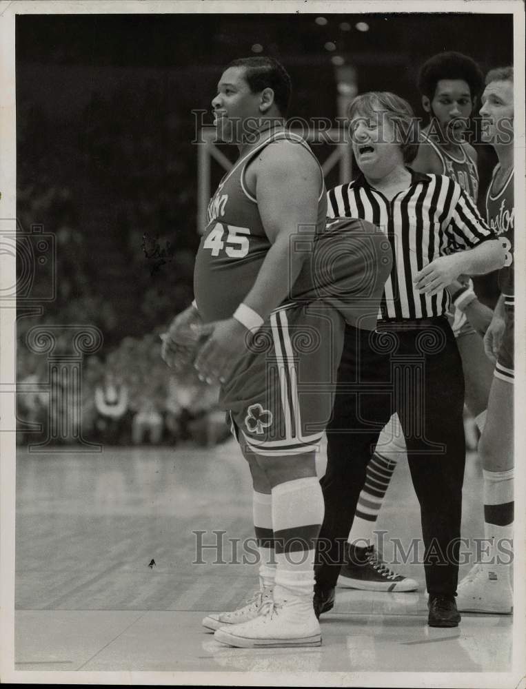 Press Photo Basketball player Johnny Brown and referee - tus07286- Historic Images