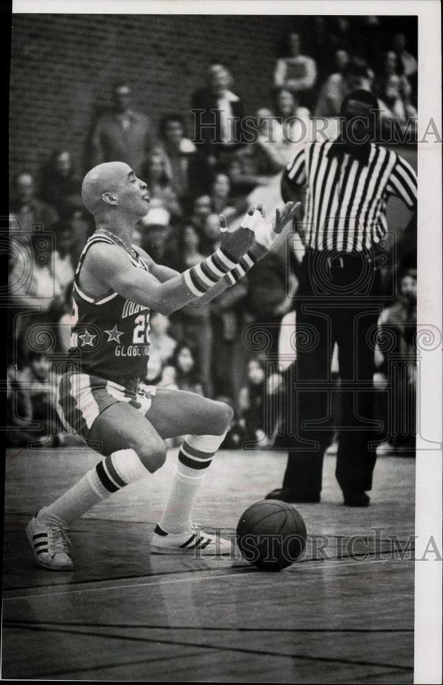 1975 Press Photo Harlem Globetrotters Basketball Player Taunts Opponents in Game- Historic Images