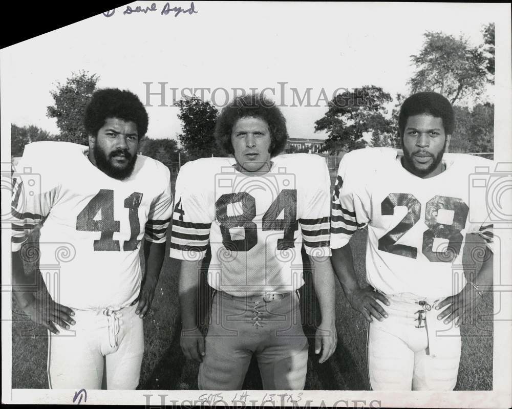 1977 Press Photo Football Player Dave Byrd Poses with Teammates - tus07622- Historic Images