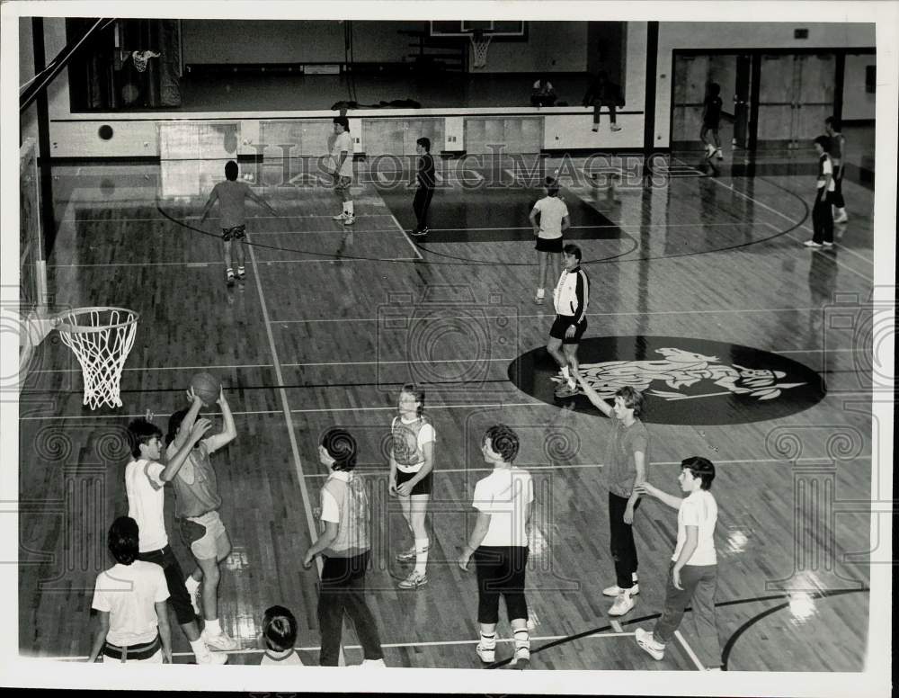 1987 Press Photo Kids Play Basketball at South Colonie Central High School Gym - Historic Images