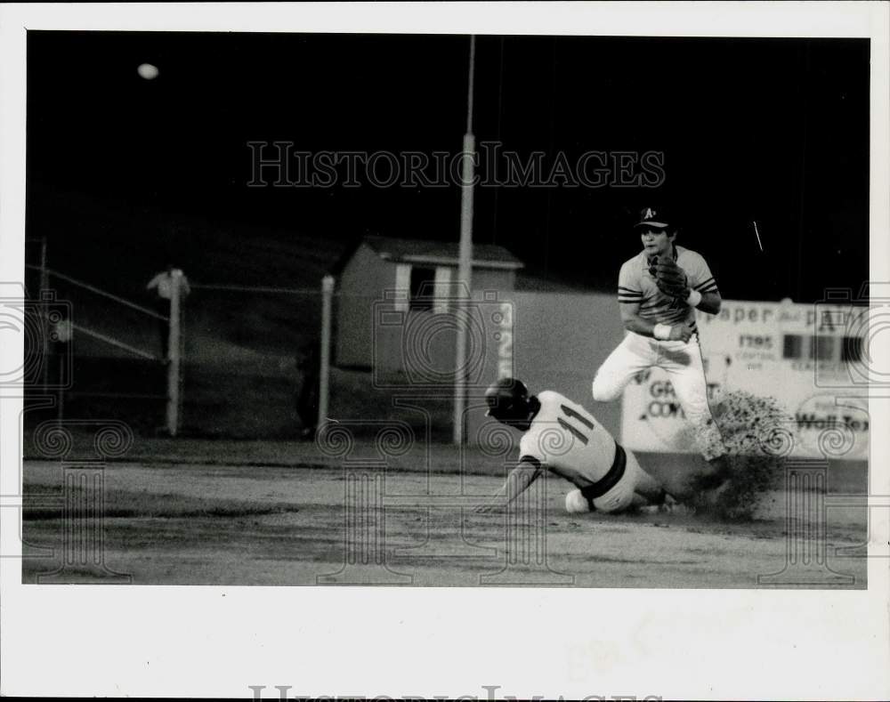 Press Photo Mike Gallego of Albany, Craig Gerber play Eastern League baseball - Historic Images