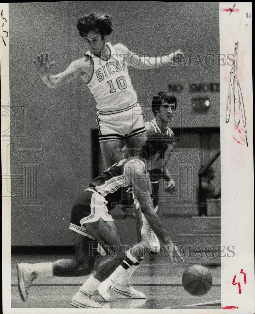 1976 Press Photo Siena College basketball player Tim Welchens in action - Historic Images