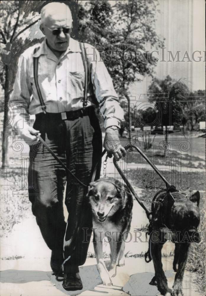 Press Photo Felix Chester with Seeing Eye Dogs in St. Petersburg, Florida- Historic Images