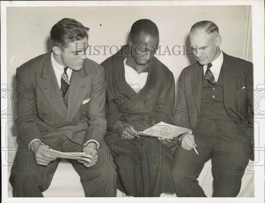 Press Photo Cornell Football Coach Carl Snavely with Players in New York City - Historic Images