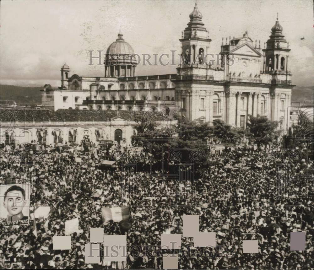 1954 Press Photo Crowds Gathered at the National Palace in Guatemala City- Historic Images