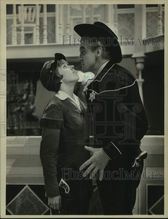 1963 Press Photo Carol Burnett & Art Lund in scene from 