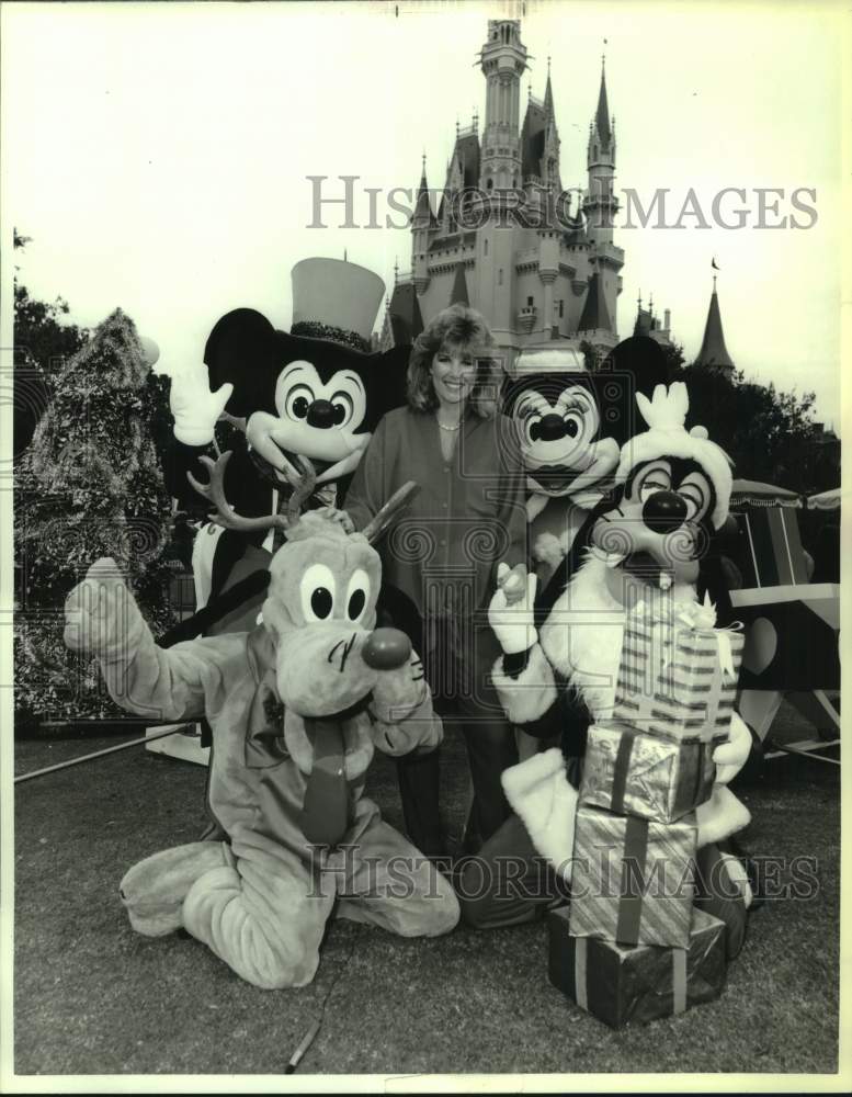 1986 Press Photo Joan Lunden with Disney characters, Disney World, Florida- Historic Images