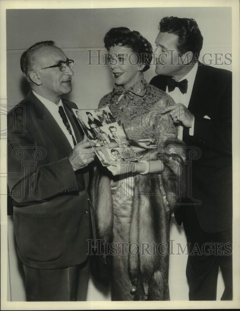 1958 Press Photo Jack Greenberg with Ida Lupino & Howard Duff in California - Historic Images