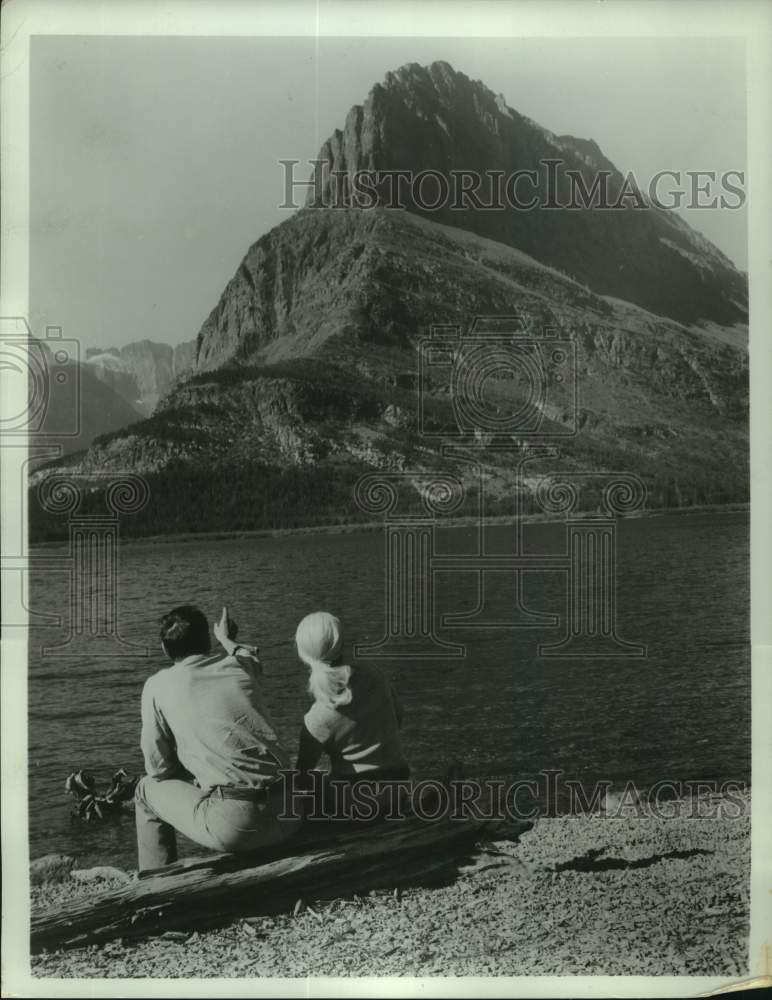 1972 Press Photo Couple admires scenery in Glacier National Park, Montana - Historic Images