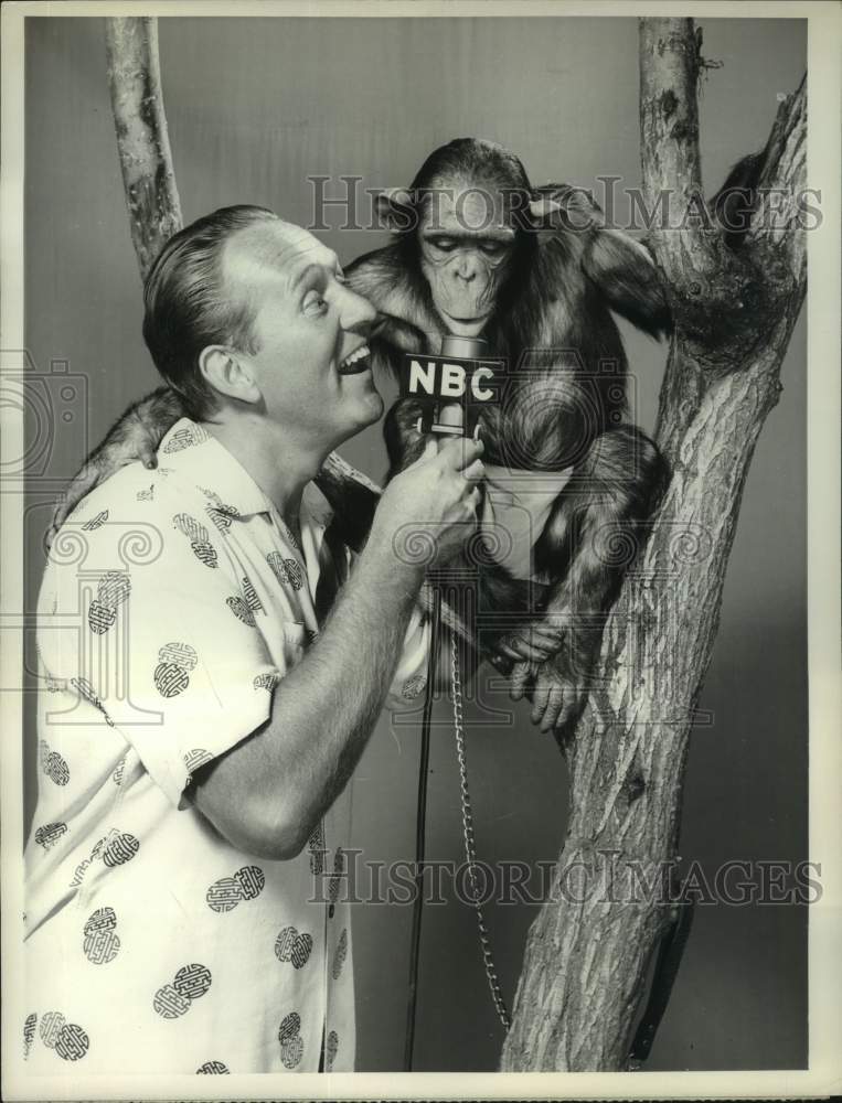 1960 Press Photo Art Linkletter interviews monkey on &quot;People Are Funny&quot; episode - Historic Images