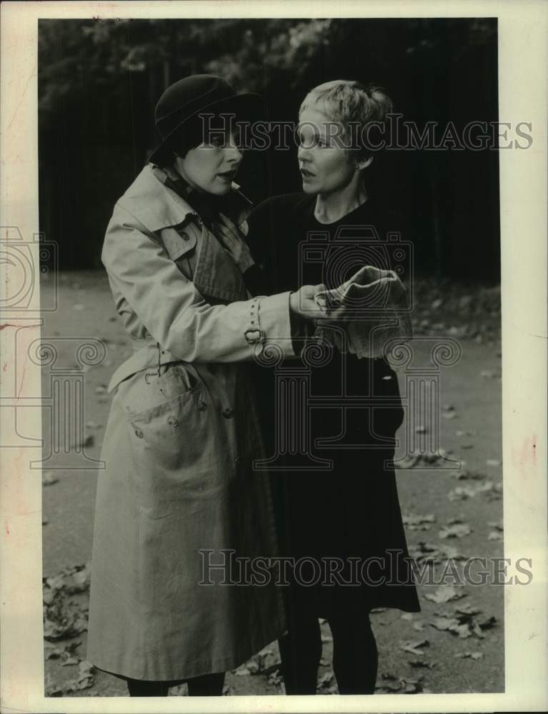 1974 Press Photo Joan Hackett & Tuesday Weld in "Reflections of Murder" on ABC- Historic Images