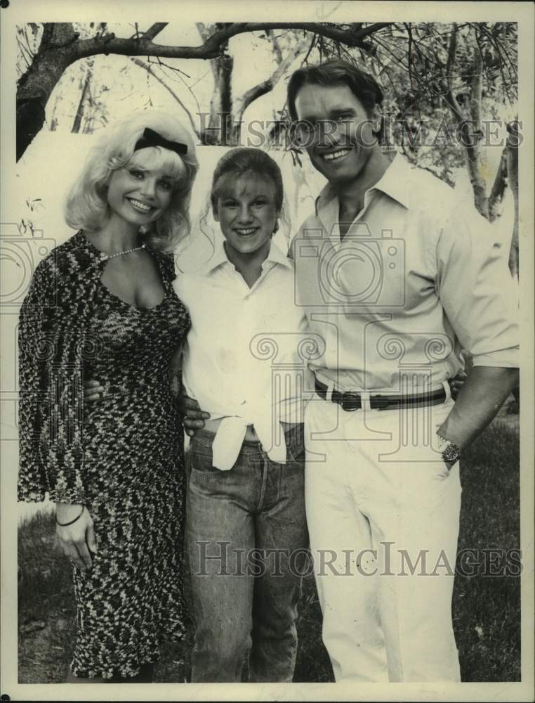Press Photo Loni Anderson and Arnold Schwarzenegger with colleague - Historic Images