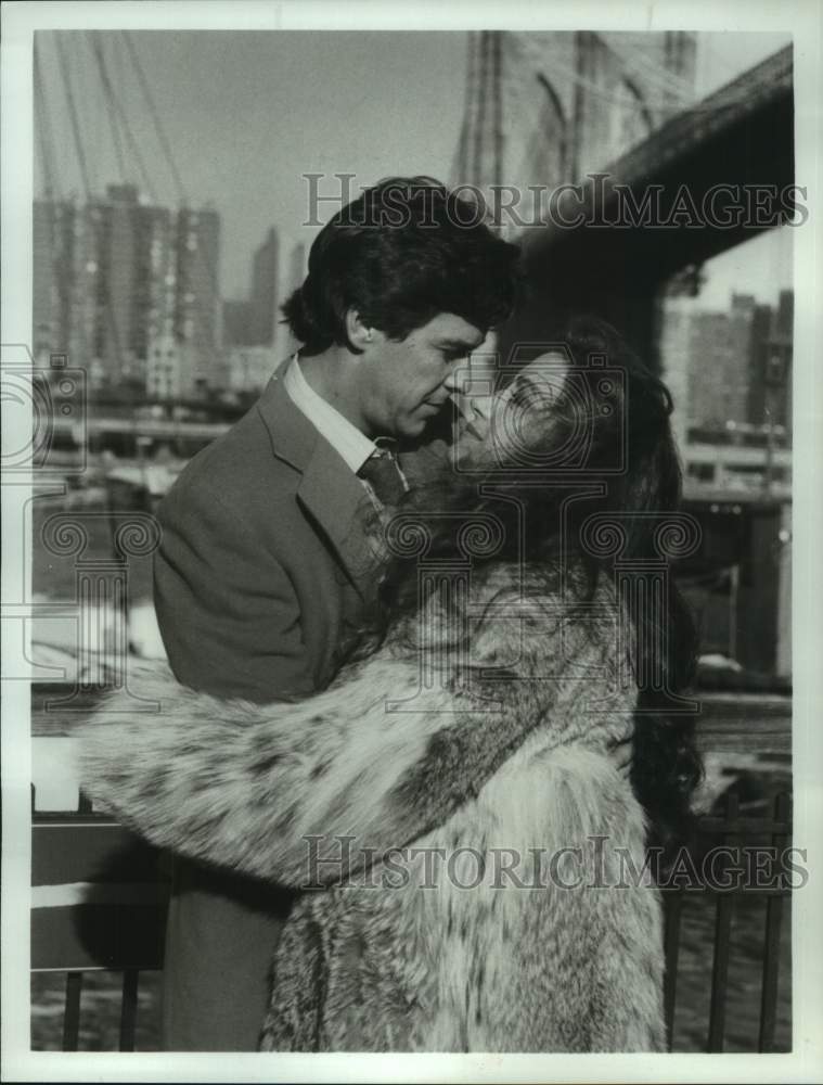 1985 Press Photo Jane Seymour &amp; Tim Matheson in &quot;Obsessed With a Married Woman&quot; - Historic Images