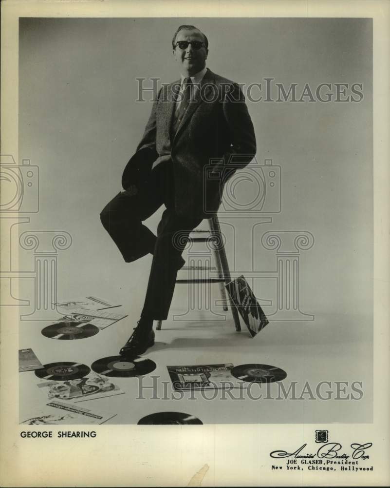 New York pianist George Shearing poses with records - Historic Images
