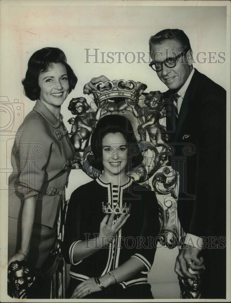 1963 Press Photo Allen Ludden &amp; Betty White with Miss Teenage America - Historic Images