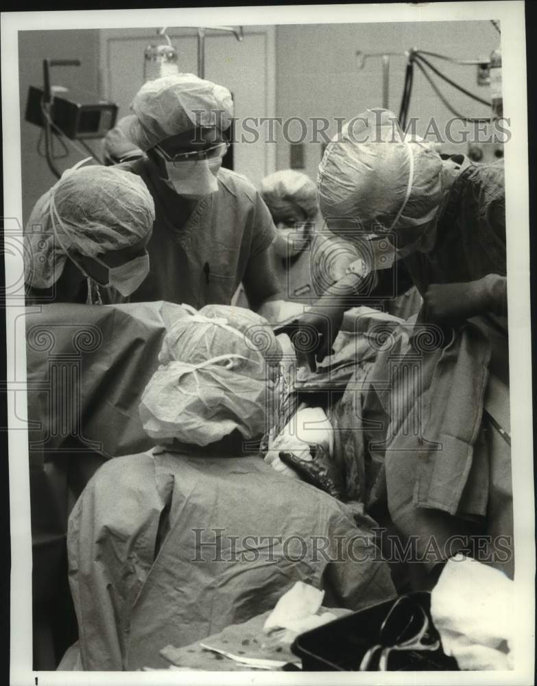 1978 Press Photo Doctors perform surgery in operating room on &quot;Lifeline&quot; episode - Historic Images