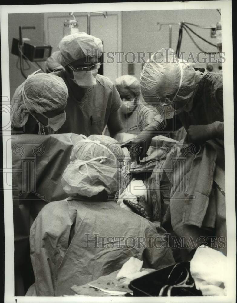 1978 Press Photo Doctors perform surgery in operating room on "Lifeline" episode - Historic Images