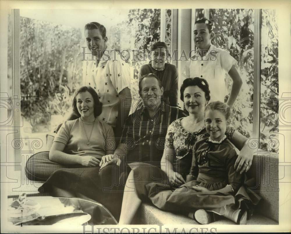 Press Photo Art Linkletter with family at their Holmby Hills, California home - Historic Images