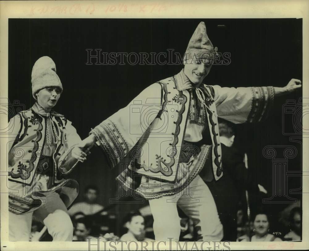 1969 Press Photo Lily Novgorodova &amp; Yuri Mirinov dance on stage in New York - Historic Images