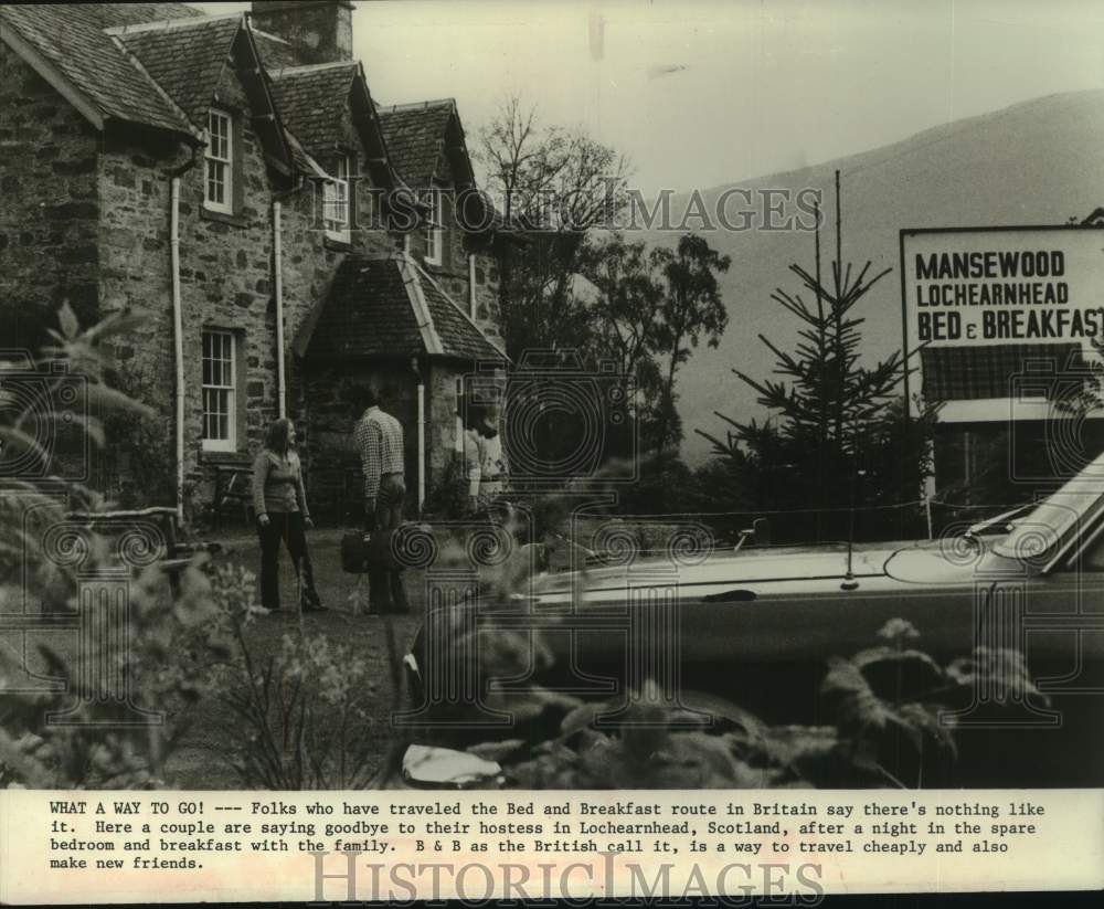 1979 Press Photo Hostess &amp; guests outside Lochearhead, Scotland Bed &amp; Breakfast - Historic Images