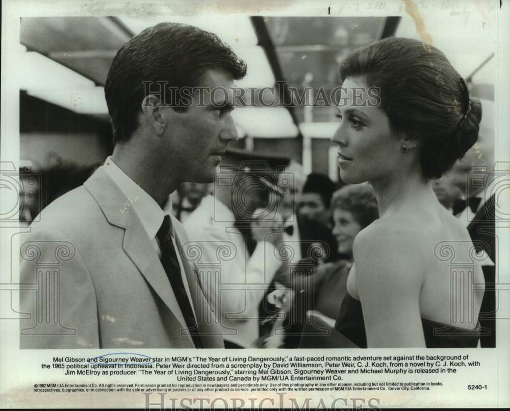 1982 Press Photo Mel Gibson &amp; Sigourney Weaver in The Year of Living Dangerously - Historic Images