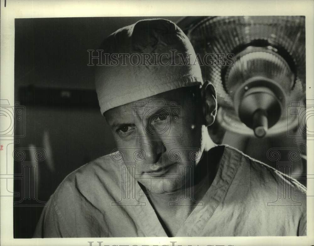 1972 Press Photo George C. Scott portrays a doctor in the movie "Petulia" - Historic Images