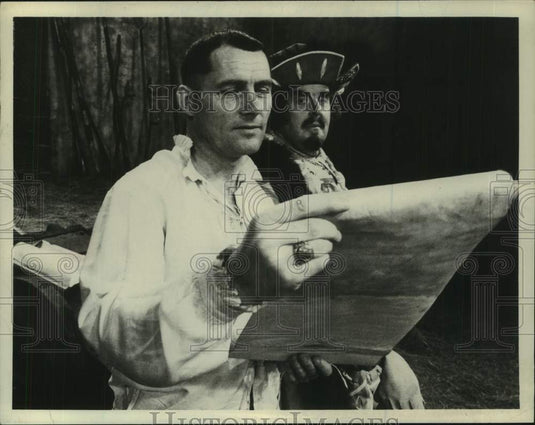 Press Photo Robert Shaw with costar in scene from "Luther" - Historic Images
